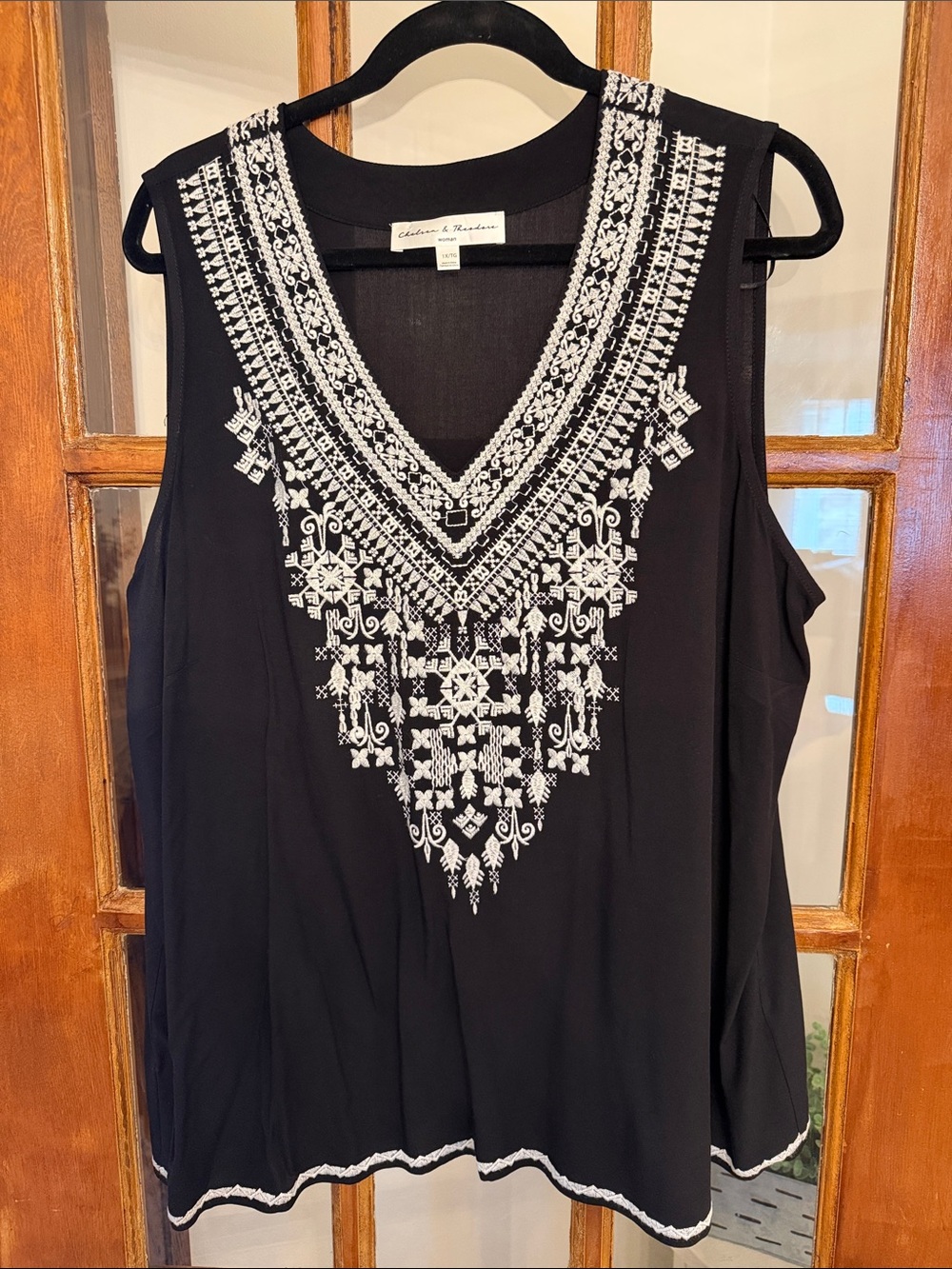 Chelsea & Theodore Black Sleeveless Tank with White Embroidered V-Neck Size 1x